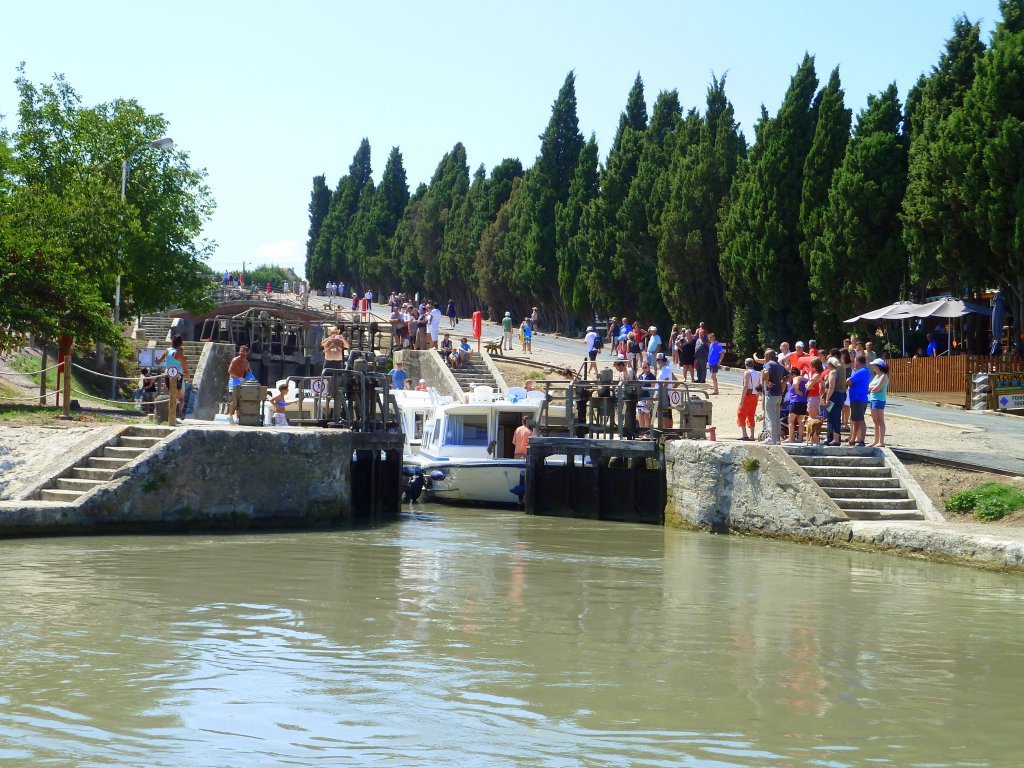 Frankreich, Languedoc-Roussillon, der Radweg am Canal du Midi entlang, hier bei den 9 Schleusen von Fonsrannes (bei Bziers, rechts im Bild. 17.08.2011