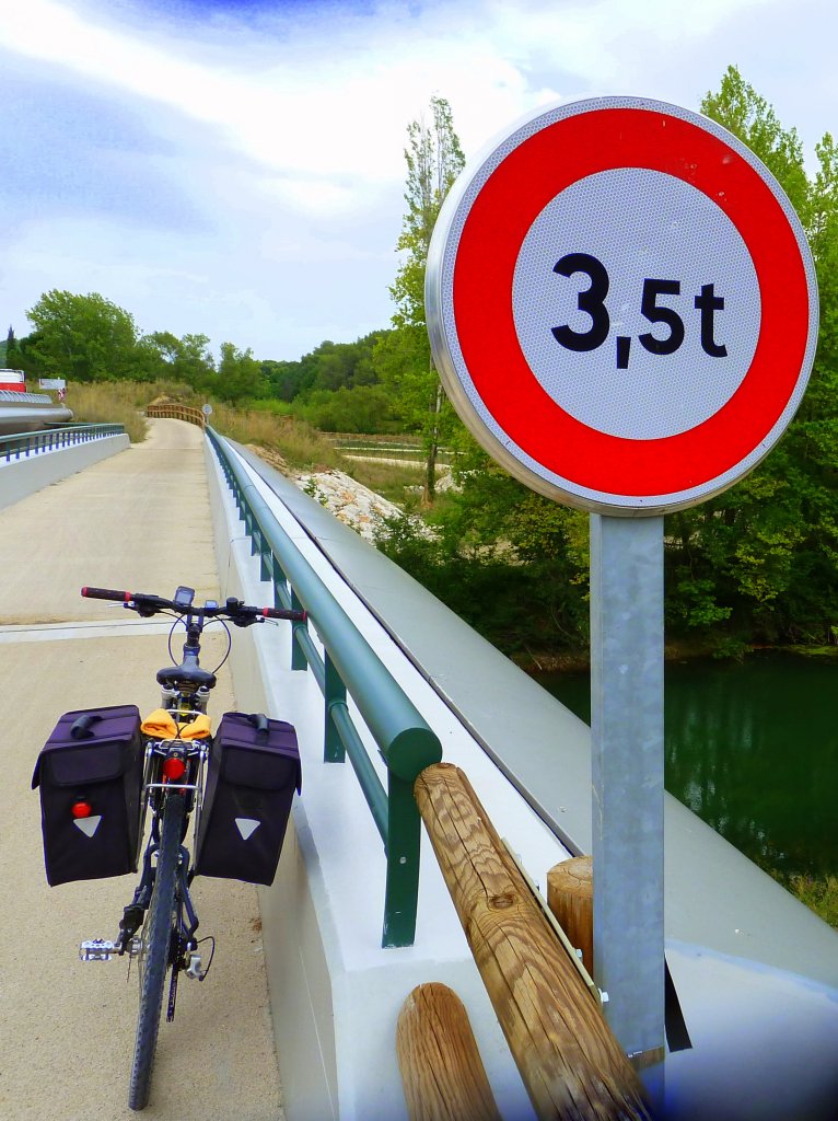 Frankreich, Languedoc-Roussillon, Radweg von Montpellier-Agropolis nach Clapiers und Jacou zum Teil an einer Schnellstrae entlang, hier die Brcke fr Radfahrer ber den Lez (bis 3,5 Tonnen belastbar!). 02.08.2011