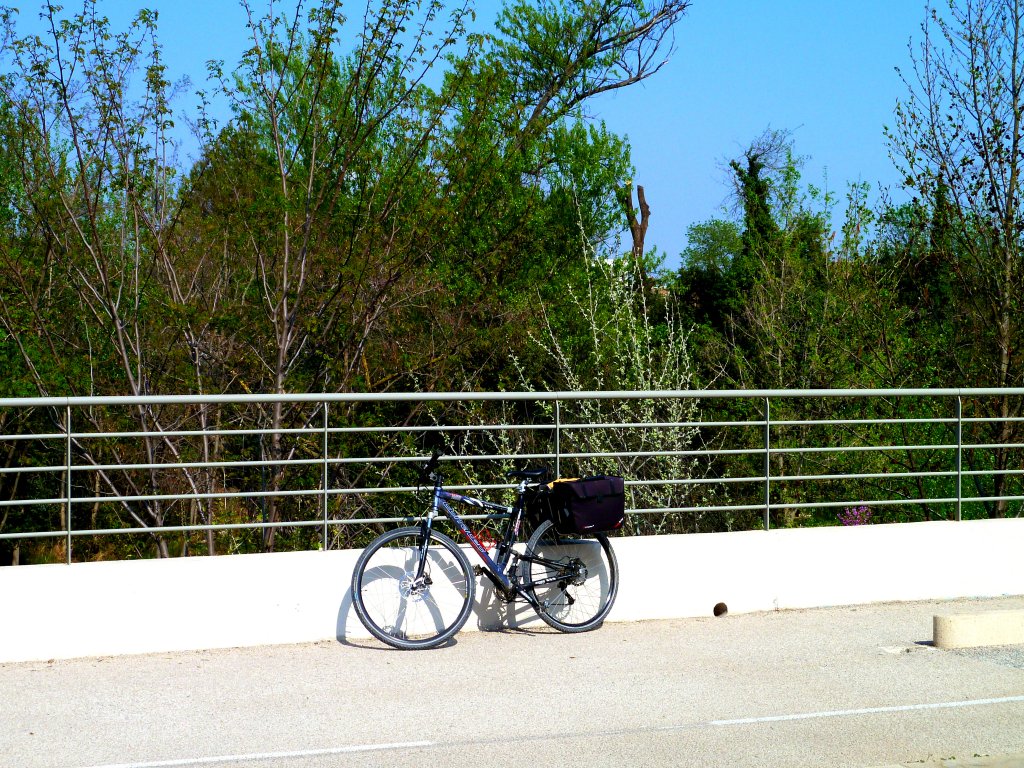 Frankreich, Languedoc-Roussillon, Radweg von Montpellier-Antigone nach Montpellier-Corum an der Straenbahnlinie 4 entlang. 02.04.2012