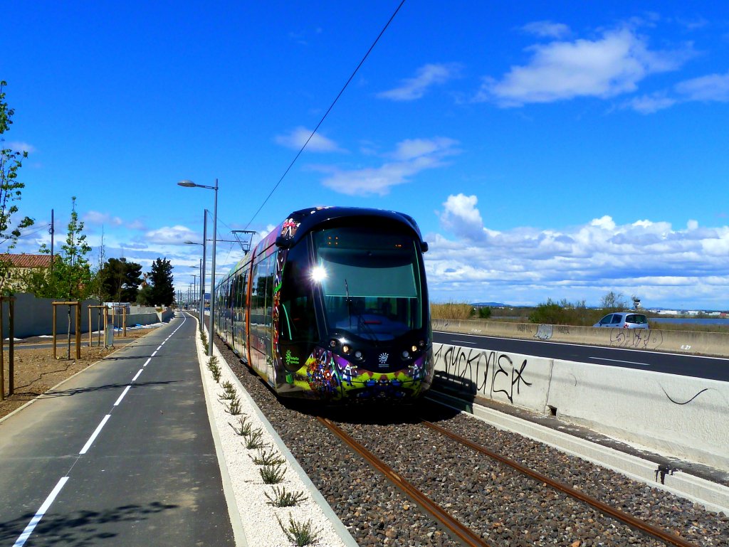 Frankreich, Languedoc-Roussillon, Radweg von Montpellier nach Prols (hier auf der Hhe von Prols) an der Straenbahnlinie 3 entlang.  07.04.2012