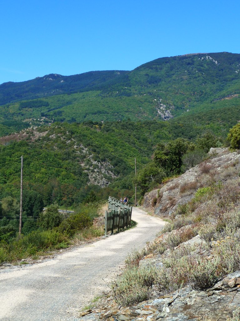 Frankreich, Languedoc-Roussillon, Voie verte du Haut-Languedoc (Passa Pas) von Mons-la-Trivalle (Dpartement de l'Hrault) bis Mazamet (Dpartement du Tarn), 60 km, durch den Regionalpark des Haut-Languedoc, auf der ehemaligen Bahntrasse Bdarieux-Mazamet, bei Olargues wo die Radfahrer, wegen einer bauflligen Brcke, umgeleitet werden. 28.08.2011