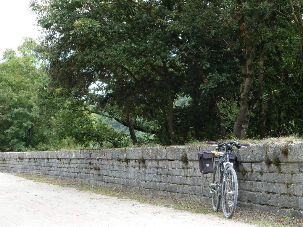 Frankreich, Languedoc-Roussillon, Voie verte du Haut-Languedoc (Passa Pas) von Mons-la-Trivalle Dpartement de l'Hrault) bis Mazamet (Dpartement du Tarn), 60 km, durch den Regionalpark des Haut-Languedoc, auf der ehemaligen Bahntrasse Bdarieux-Mazamet, zwischen Saint-Pons-de-Thomires und Courniou, kurz vor Courniou. 28.08.2011

