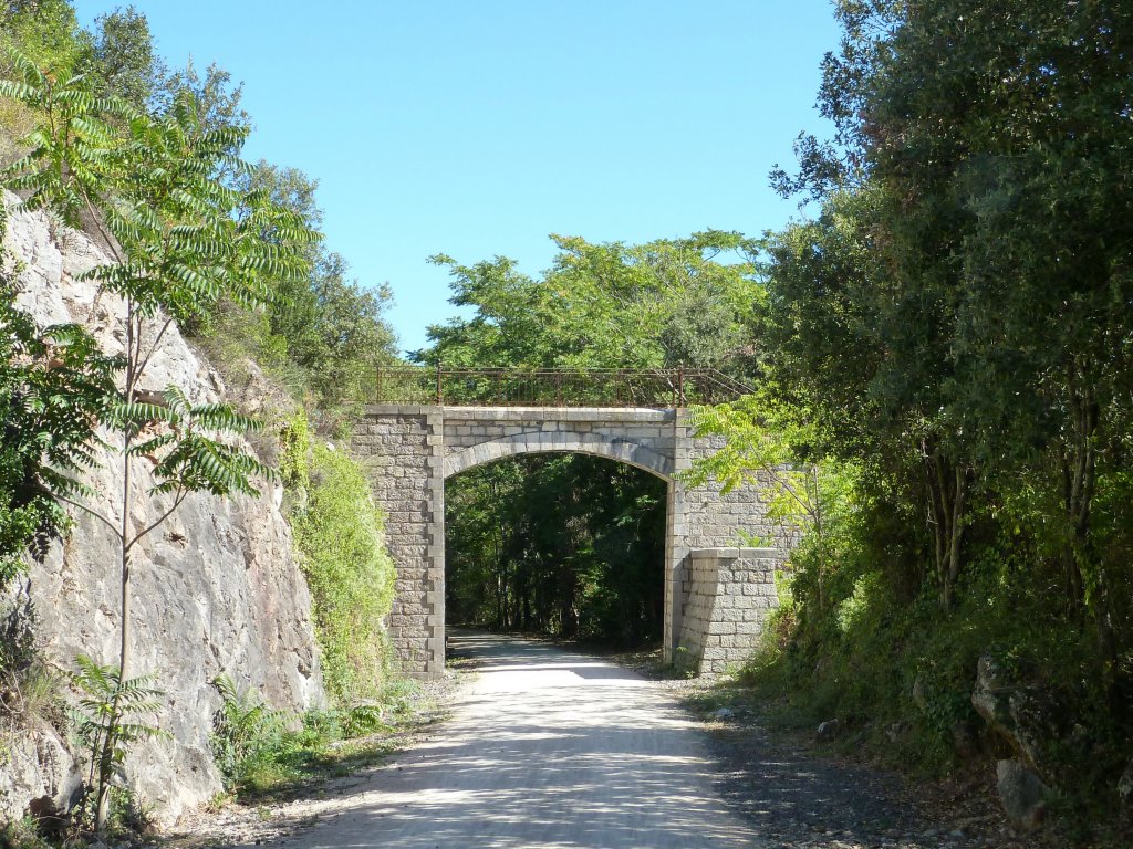 Frankreich, Languedoc-Roussillon, Voie verte du Haut-Languedoc (Passa Pas) von Mons-la-Trivalle (Dpartement de l'Hrault) bis Mazamet (Dpartement du Tarn), 60 km, durch den Regionalpark des Haut-Languedoc, auf der ehemaligen Bahntrasse Bdarieux-Mazamet, bei Saint-Pons-de-Thomires. 28.08.2011