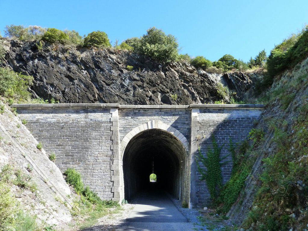 Frankreich, Languedoc-Roussillon, Voie verte du Haut-Languedoc (Passa Pas) von Mons-la-Trivalle (Dpartement de l'Hrault) bis Mazamet (Dpartement du Tarn), 60 km, durch den Regionalpark des Haut-Languedoc, auf der ehemaligen Bahntrasse Bdarieux-Mazamet, zwischen Saint-Pons-de-Thomires und Riols. 28.08.2011