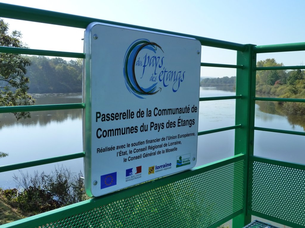 Frankreich, Lothringen, Details der Radfahrerbrcke ber den Canal de la Marne au Rhin zwischen Gondrexange und Rchicourt. Diese Brcke stellt die Verbindung zwischen den Radwegen entlang des Canal de la Marne au Rhin und dem Radweg entlang des Saarkanals dar. 01.10.2011