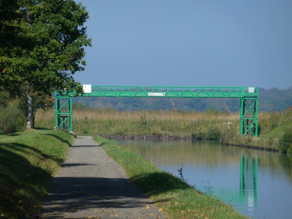 Frankreich, Lothringen, links der Radweg am Canal de la Marne au Rhin entlang, hier zwischen Gondrexange und Rchicourt an der Abzweigung nach rechts, ber eine neue Radfahrerbrcke am Anfang des Radweges am Canal de la Sarre entlang bis Sarreguemines, Saarbrcken, Konz bei Trier 01.10.2011