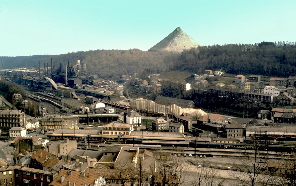 Frankreich, Lothringen, Meurthe-et-Moselle, Longwy-Bas, der Bahnhof, die Hochfen von Senelle, die kegelfrmige Schlackenhalde, vom Belvdre zwischen Longwy-Bas und Longwy-Haut aus fotografiert. Scan eines Dias von Anfang 1976.

