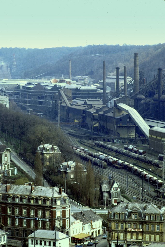 Frankreich, Lothringen, Meurthe-et-Moselle, Longwy-Bas, der Verschiebebahnhof in Richtung Herserange, Saulnes, Hussigny und die Hochfen von Senelle, vom Belvdre zwischen Longwy-Bas und Longwy-Haut aus fotografiert. Scan eines Dias von Anfang 1976.