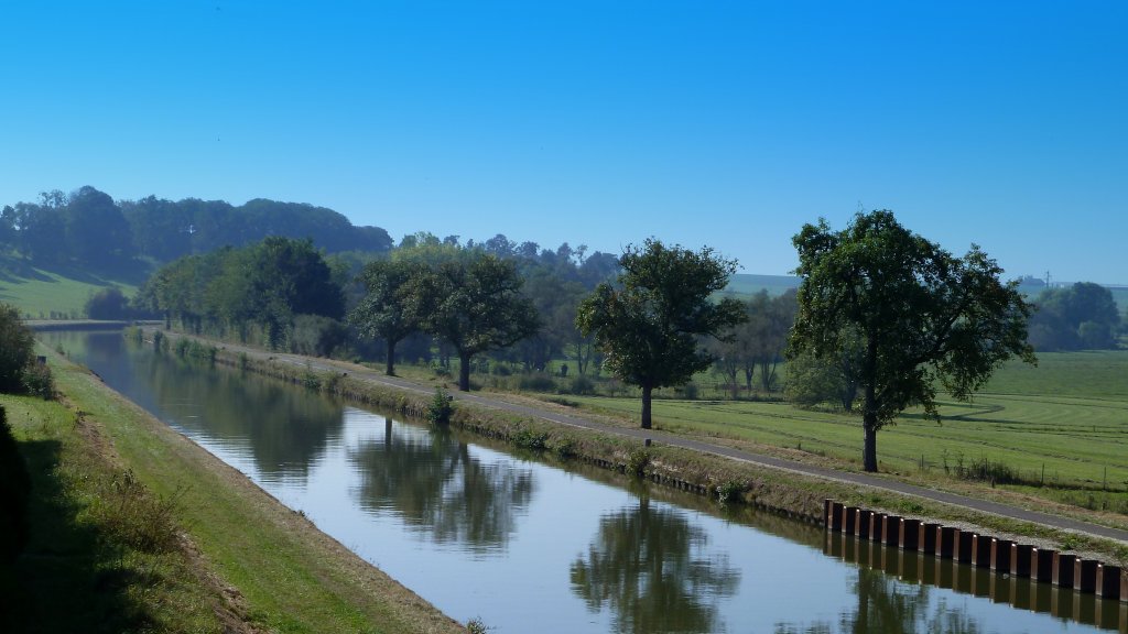 Frankreich, Lothringen, Radweg am Canal de la Marne au Rhin entlang, hier zwischen Hertzing und Gondrexange. 01.10.2011