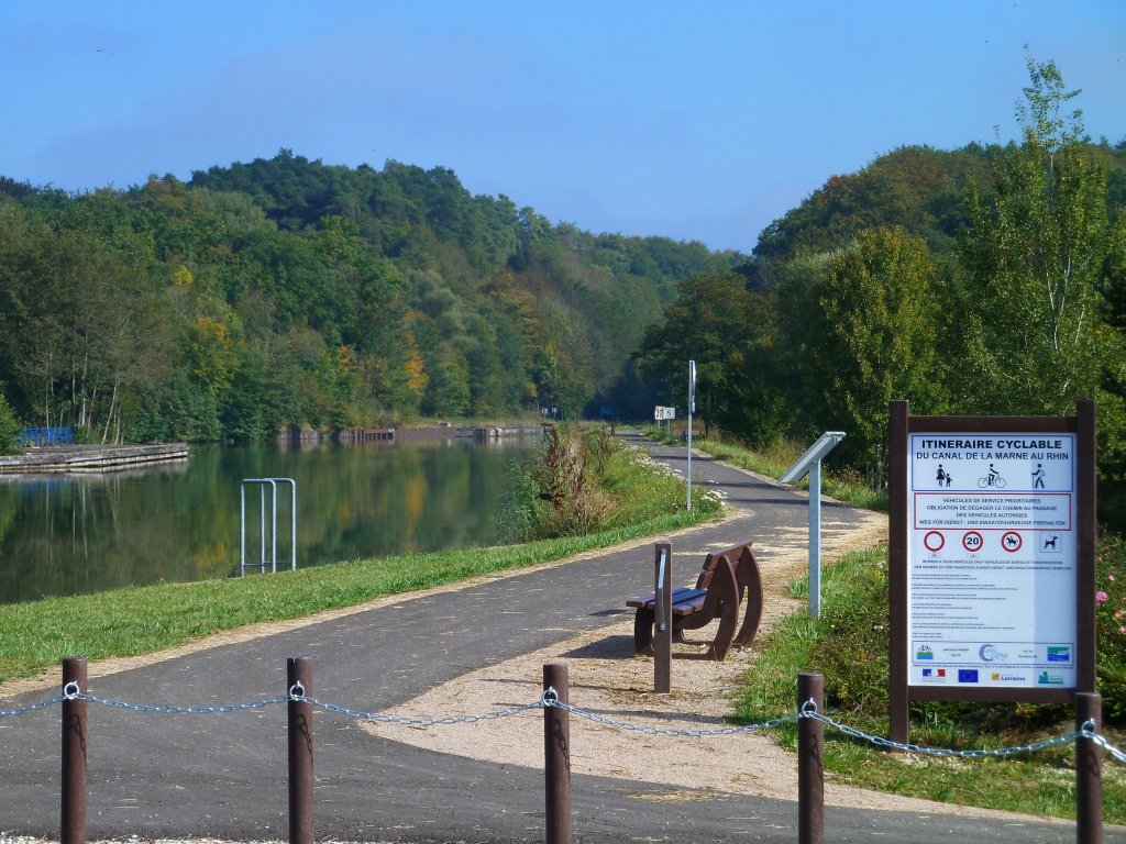 Frankreich, Lothringen, Radweg am Canal de la Marne au Rhin entlang, hier an der Schleuse von Rchicourt (westliches Ende des Radweges). 01.10.2011