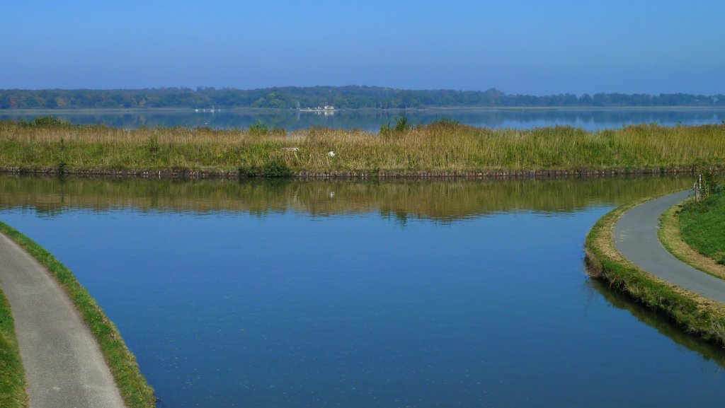 Frankreich, Lothringen, vorne und links der Canal de la Marne au Rhin, hier zwischen Gondrexange und Rchicourt an der Abzweigung nach rechts des Canal de la Sarre von der neuen Radfahrerbrcke aus gesehen. Links der Radweg am Canal de la Marne au Rhin, rechts der Radweg am Canal de la Sarre entlang. 01.10.2011
