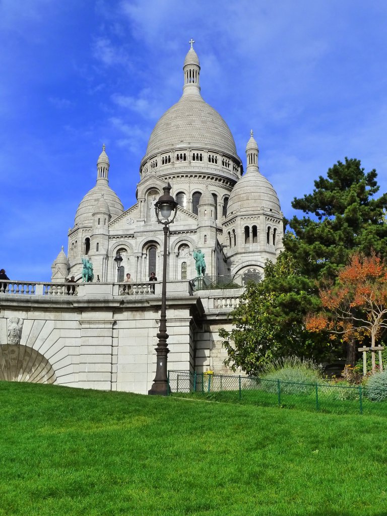 Frankreich, Paris 18e, Montmartre, Sdseite des Sacr Coeur mit der Statue von Saint Louis links und der Statue von Jeanne d'Arc rechts, 04.11.2011