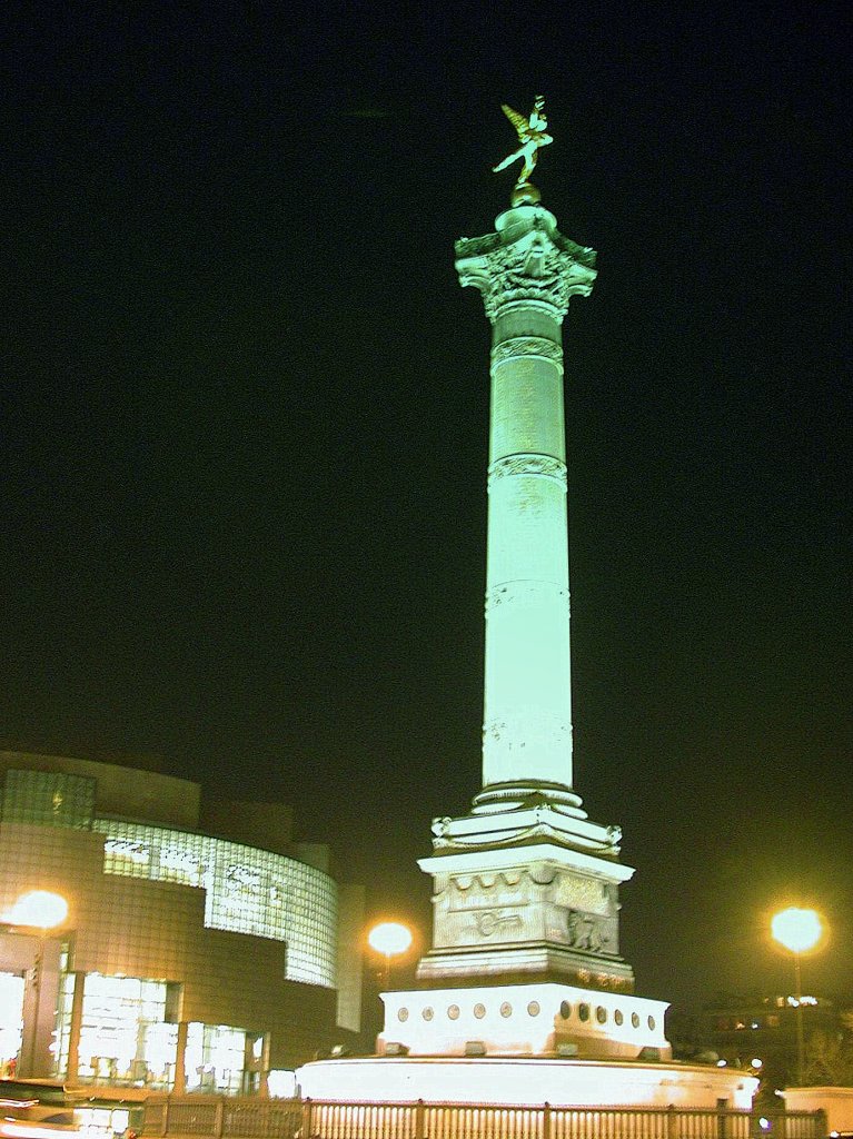 Frankreich, Paris 4e, 11e, 12e , Bastille Platz mit der Colonne de Juillet zwischen 1835 und 1840 errichtet, im Hintergrund die Bastille Oper, Nachtaufnahme vom 31.12.2002