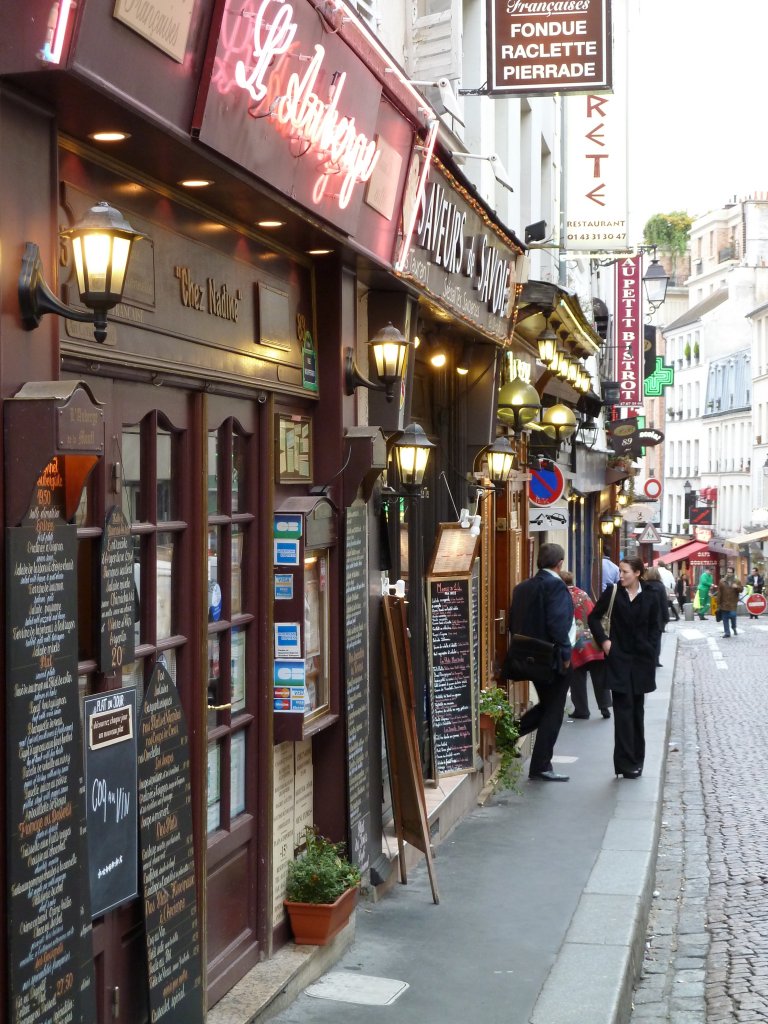 Frankreich, Paris 5e, rue Mouffetard, mit seinen Restaurants, seinen kleinen Geschften, Metzgereien, Bckereien, Obst- und Gemsestnden, 03.11.2010

