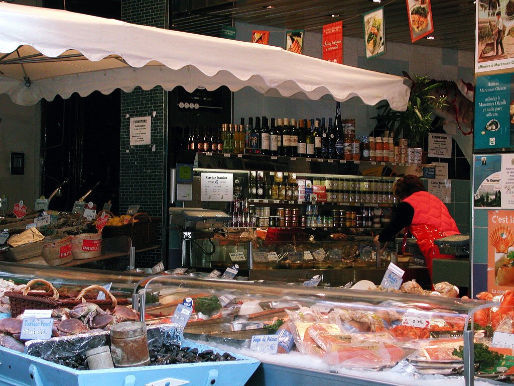 Frankreich, Paris 5e, rue Mouffetard, mit seinen Restaurants, seinen kleinen Geschften, Metzgereien, Bckereien, Obst- und Gemsestnden, 01.01.2004