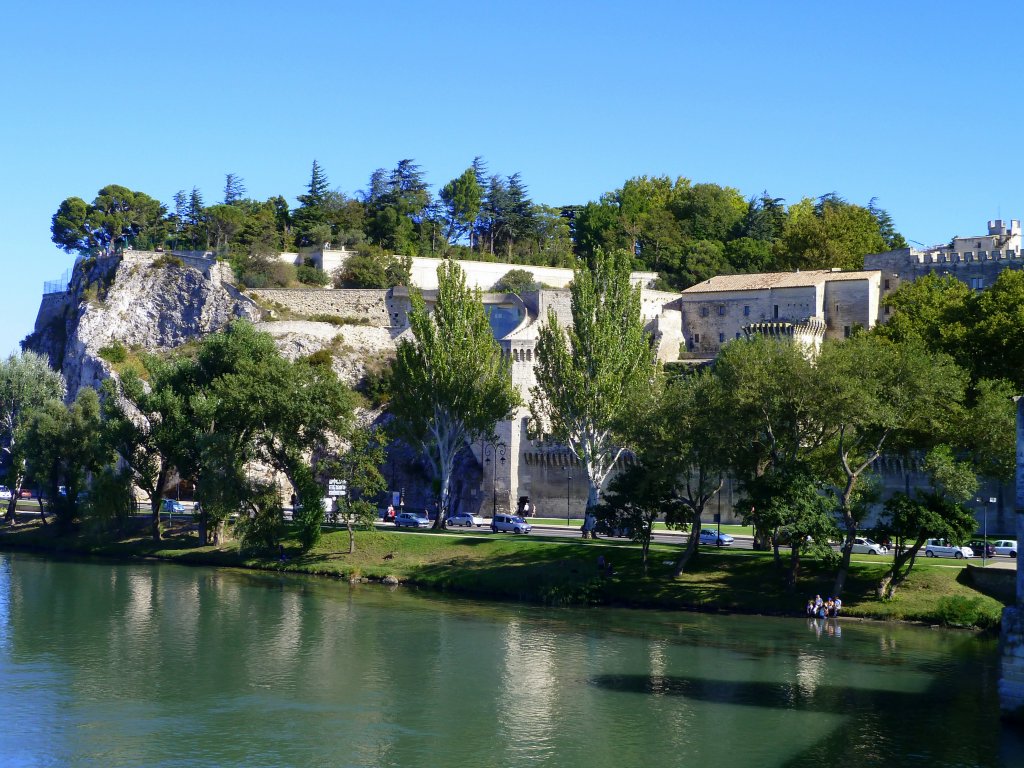 Frankreich, Provence-Alpes-Côte d'Azur, Vaucluse, Avignon, Blick auf das linke Rhône Ufer von Avignon vom Pont Saint-Bénézet (Pont d'Avignon) aus gesehen, 06.09.2011