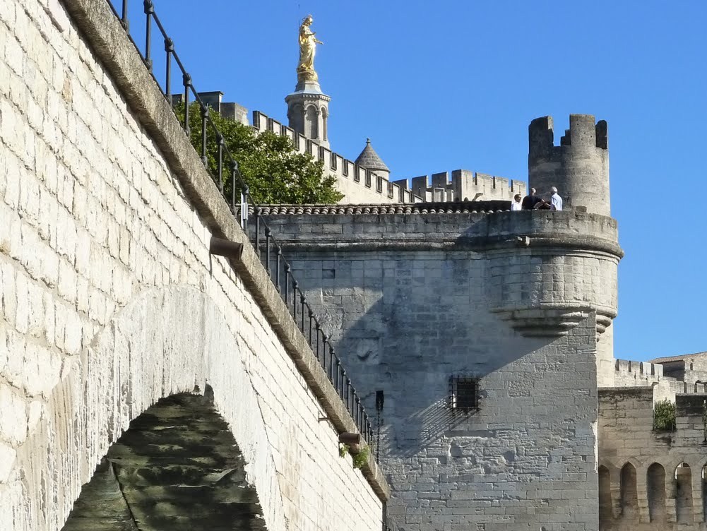 Frankreich, Provence-Alpes-Côte d'Azur, Vaucluse, Avignon, Pont Saint-Bénézet (Pont d'Avignon)und im Hintergrund der Papst Platz, 06.09.2011