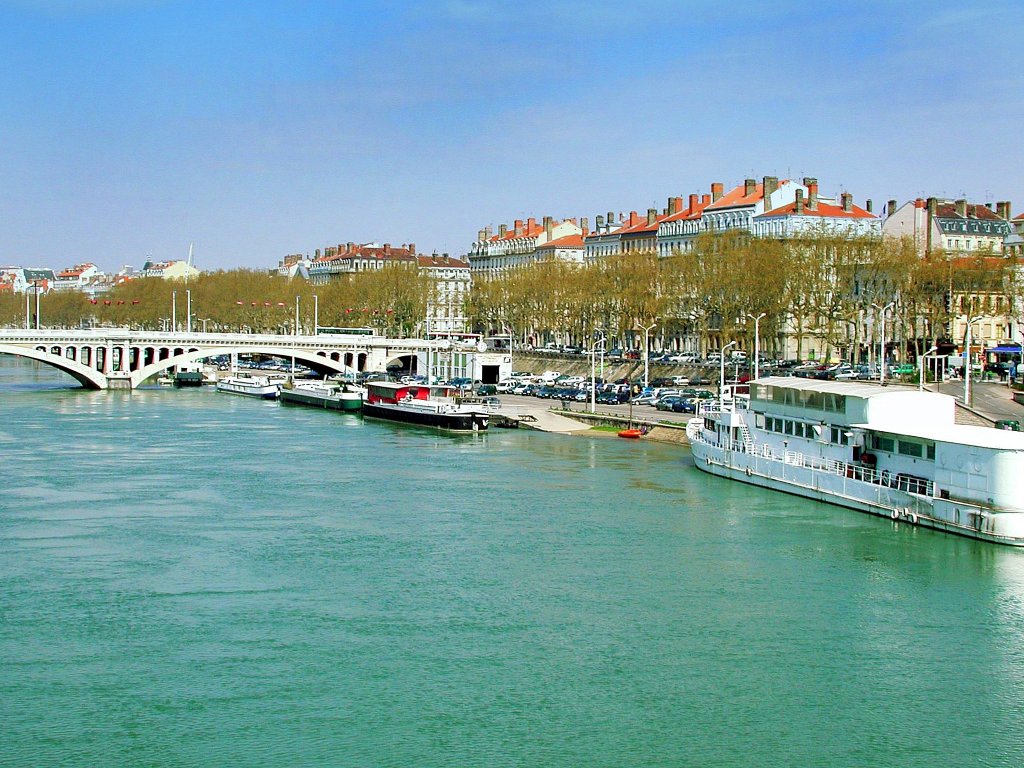 Frankreich, Rhne-Alpes, Rhne, Lyon, Pont Wilson ber den Rhne, Sicht auf Lyon am linken Rhne Ufer, vom Pont de la Guillotire aus nach Norden gesehen, 06.04.2005