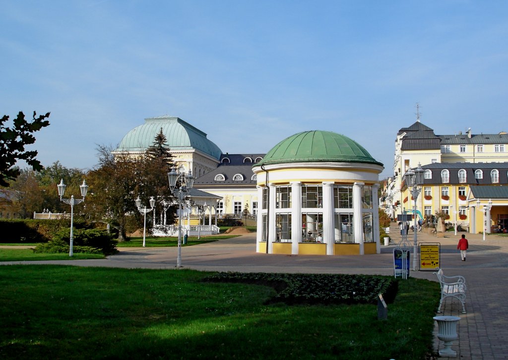 Franzensbad im Egerland, Blick auf die Kurpromenade, im Vordergrund die Franzensquelle, Okt.2006