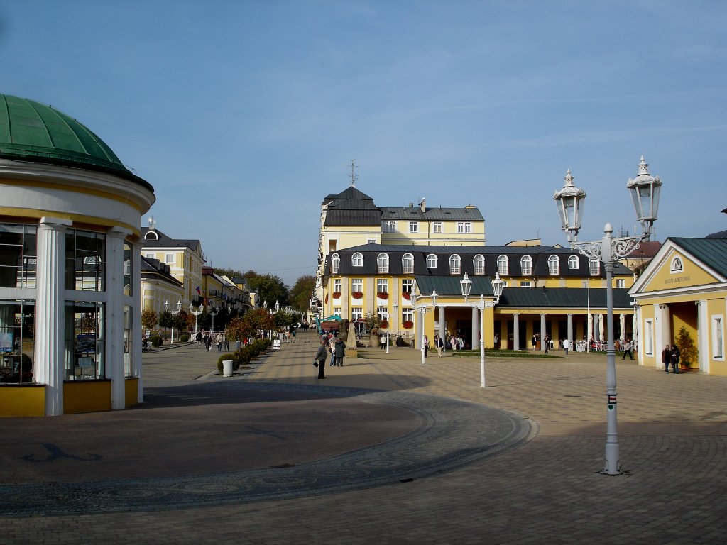 Franzensbad (Frantiskovy Lazne) bei Eger(Cheb), Blick auf die Kurpromenade, gehrt zu dem berhmten Bhmischen Bderdreieck (mit Karlsbad und Marienbad), 1793 vom sterreichischen Kaiser Franz gegrndet, Okt.2006