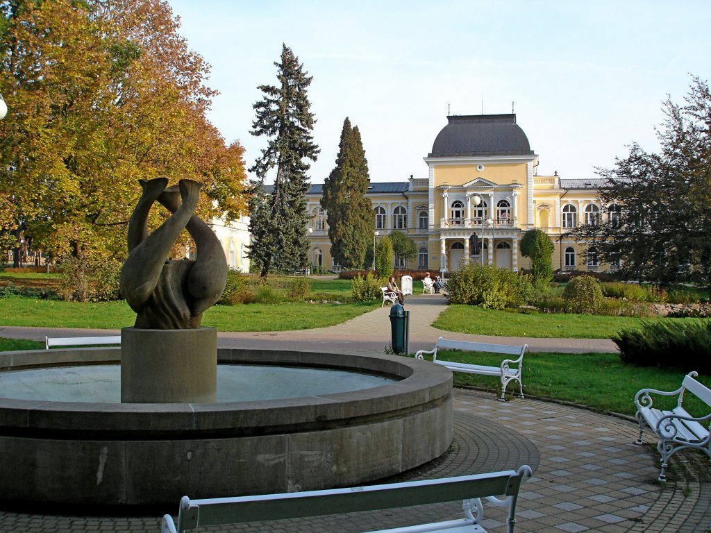 Franzensbad, (Frantiskovy Lazne), Blick durch den Kurpark zum Kaiserbad, Okt.2006