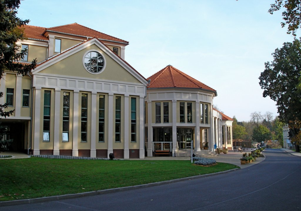 Franzensbad (Frantiskovy Lazne), der Haupteingang zum neuen Badehaus  Aquaforum , Okt.2006