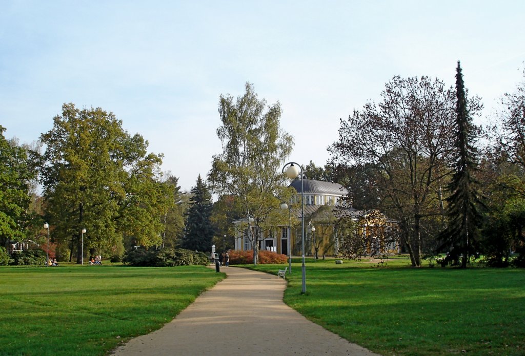 Franzensbad (Frantiskovy Lazne), Kurpark, im Hintergrund die Glaubersalzquelle, Okt.2006