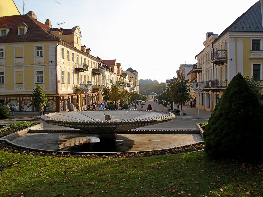 Franzensbad (Frantiskovy Lazne), die Kurpromenade, der Brunnen wurde 1962 aufgestellt, Okt.2006