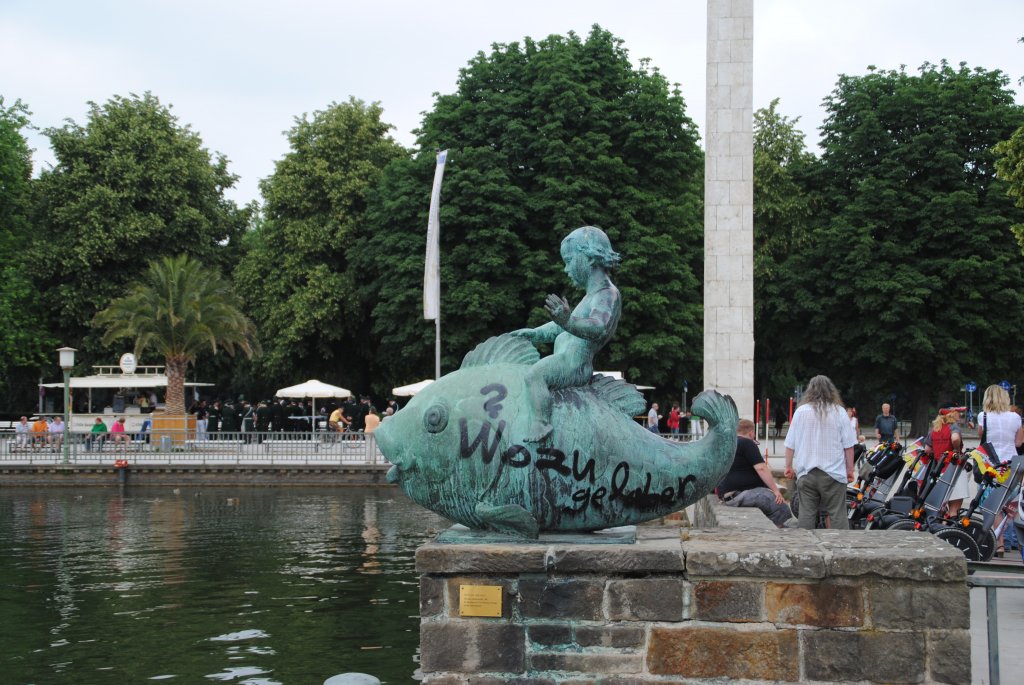 Frau auf Fisch! Diese steht am Maschsee im Hannover, leider gibt es immer wieder Schmierfinkte,diese Statur beschmieren mssen. Aufnahme von 04.07.10.