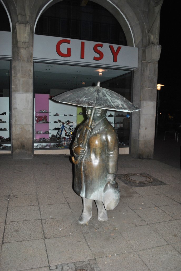 Frau mit Regenschirm, bei Nacht am 08.03.2011 in Hannover.