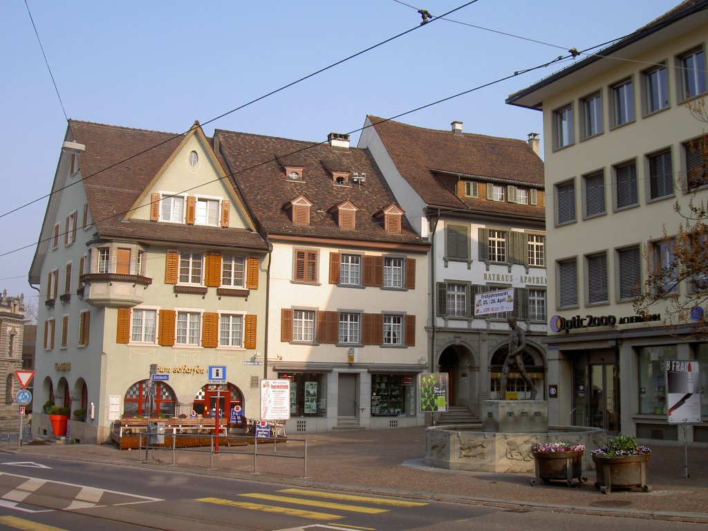 Frauenfeld, Rathausplatz mit Brunnen und Apotheke (18.04.2010)