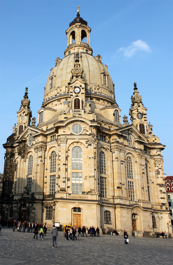 Frauenkirche Dresden am 30.03.2011 um 16:49 in Dresden.
Die Dresdner Frauenkirche wurde von 1726 bis 1743 nach einem Entwurf von George Bhr erbaut.
Quelle: http://de.wikipedia.org/wiki/Frauenkirche_%28Dresden%29

