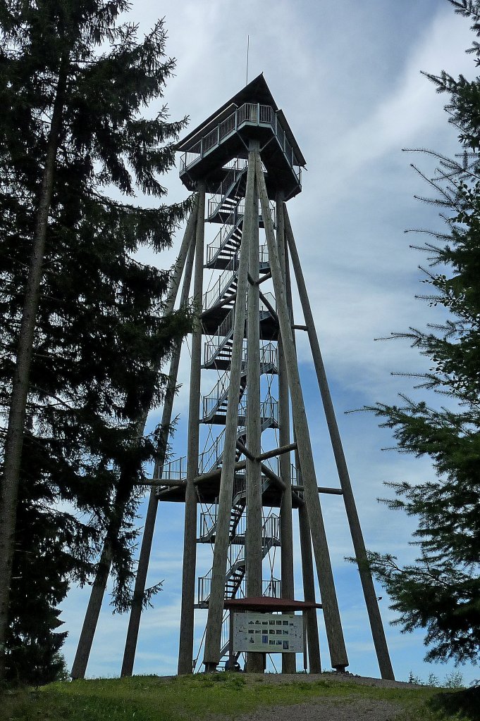 Freiamt, auf dem 744m hohen Hnersedel steht seit 2004 ein 29m hoher Aussichtsturm, gefertigt aus einheimischen Douglasien, die groartige Aussicht geht ber den Schwarzwald, die Rheinebene, den Kaiserstuhl bis zu den Vogesen und der Schweizer Jura, Aug.2011