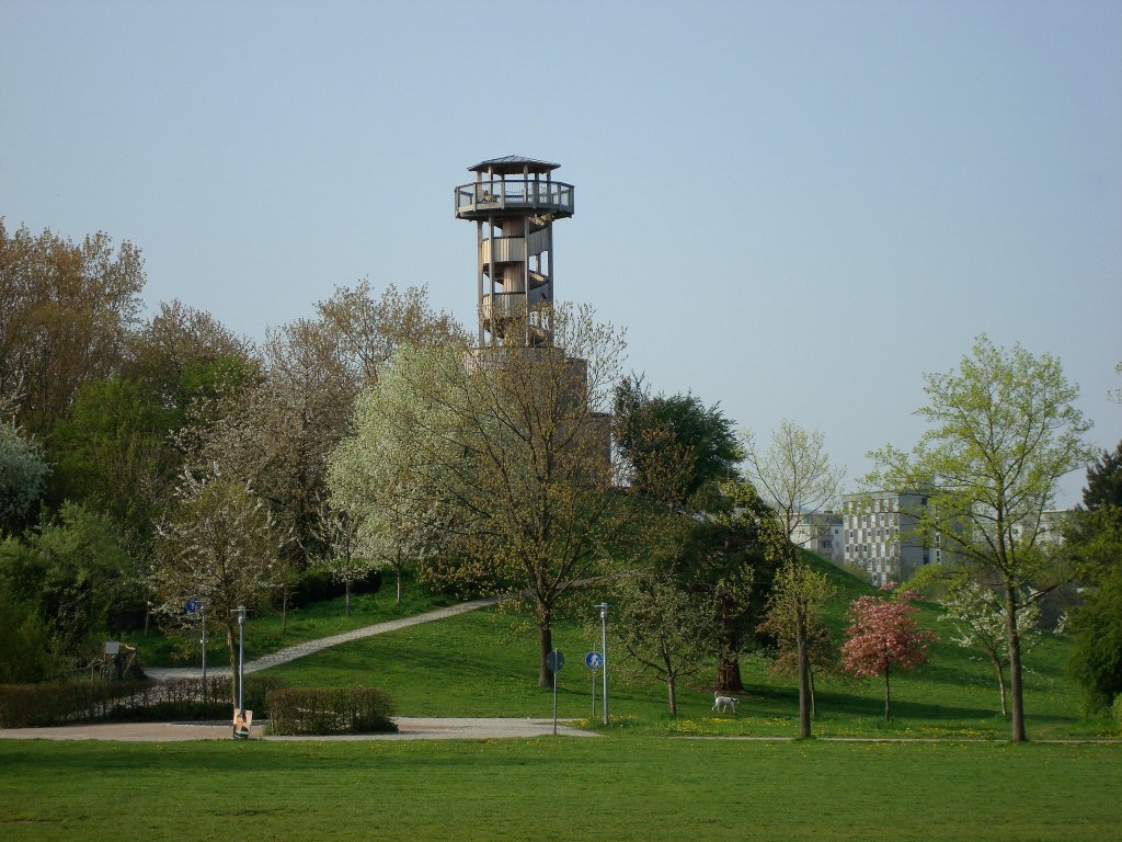 Freiburg, 15m hoher hlzerner Aussichtsturm im Seeparkgelnde, erbaut 1986, Mrz 2010