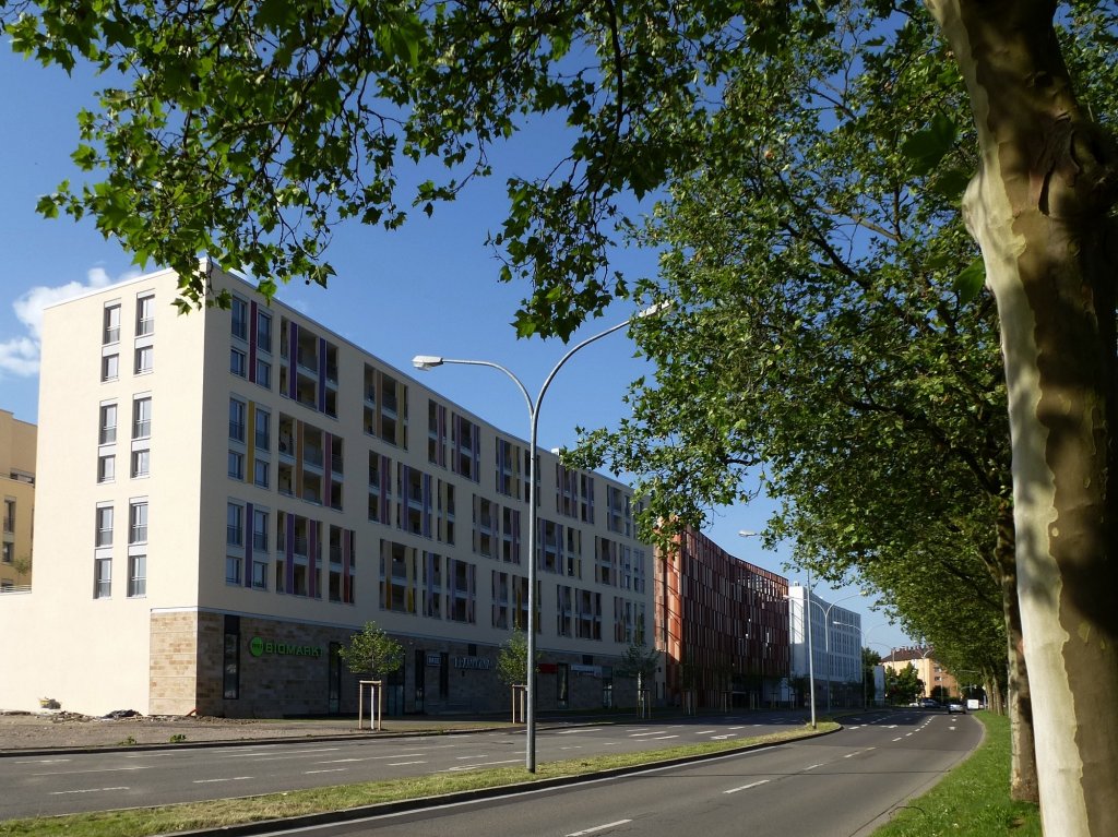 Freiburg, der 2013 eingeweihte Wohn-und Geschftskomplex  Westarkarden  an der Berliner Allee, Aug.2013