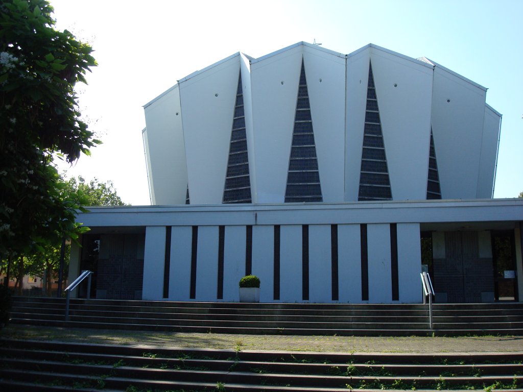 Freiburg-Bischoffslinde,
kath.Pfarrkirche St.Albert, in modernem Baustil 1971 errichtet,
2008