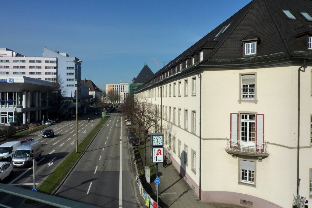 Freiburg, Blick von der Fugngerbrcke auf den Leopoldring, links der Karlsbau, Feb.2013 