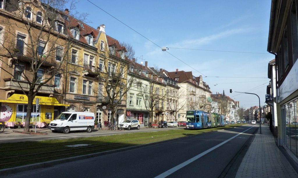Freiburg, Blick in die Habsburgerstraße, nach der Umgestaltung hat die Straßenbahn jetzt einen eigenen Gleiskörper, Feb.2013