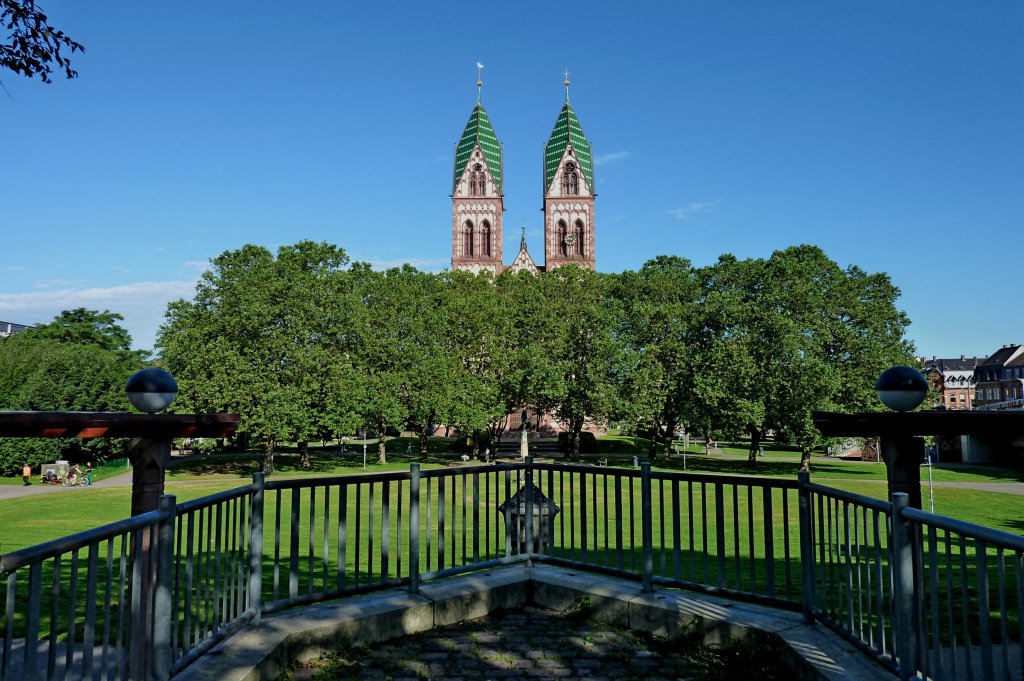 Freiburg, Blick ber den Sthlinger Kirchplatz zur Herz-Jesu-Kirche, erbaut 1892-97, Juli 2012