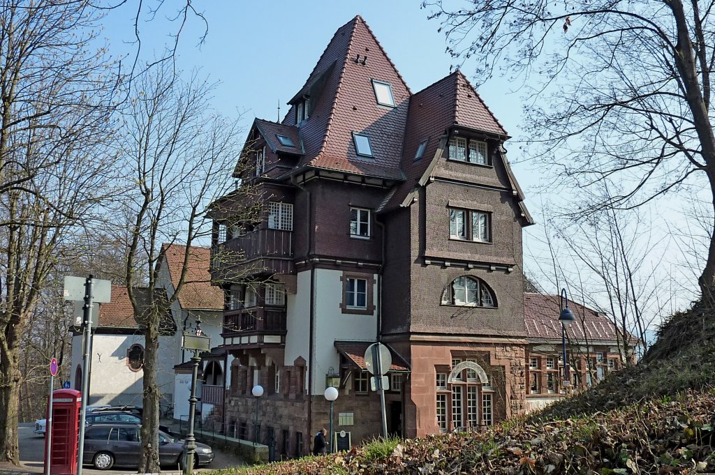 Freiburg im Breisgau, das 1902 erbaute Schlo-Cafe auf dem Lorettoberg, Mrz 2012