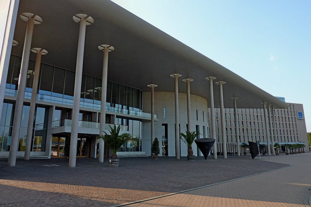 Freiburg im Breisgau, das 1996 erffnete Konzerthaus hat einen 1800 Pltze-Saal fr Konzerte und reprsentative Veranstaltungen, Architekt war Dietrich Bangert, im Hintergrund das Novotel, Aug.2011