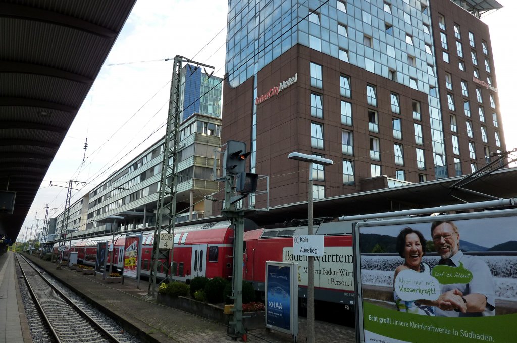 Freiburg im Breisgau, der 1999 neugebaute Hauptbahnhof, von der Gleisseite aus gesehen, Aug.2011