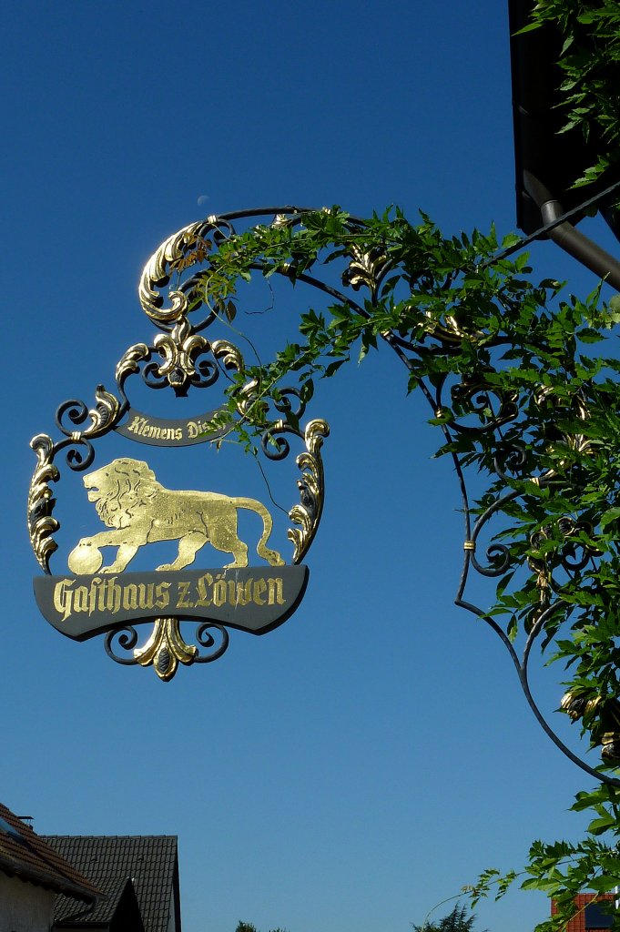 Freiburg im Breisgau, das alteigesessene Gasthaus  Lwen  im Stadtteil Lehen trgt dieses Schild, Sept.2011