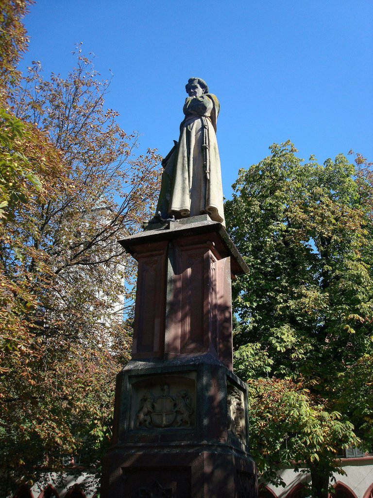 Freiburg im Breisgau, auf dem Rathausplatz steht das 1855 errichtete Denkmal mit dem Franziskanermnch Bertold Schwarz, der im gegenberliegenden ehemaligen Kloster im 14.Jahrhundert das Schie-(Schwarz)pulver erfunden haben soll, Okt.2010