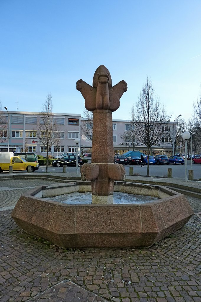 Freiburg im Breisgau, der Bischoffsbrunnen, vom Freiburger Knstler H.P.Wernet steht seit den 1970er Jahren im Stadtteil Bischofslinde, Jan.2012