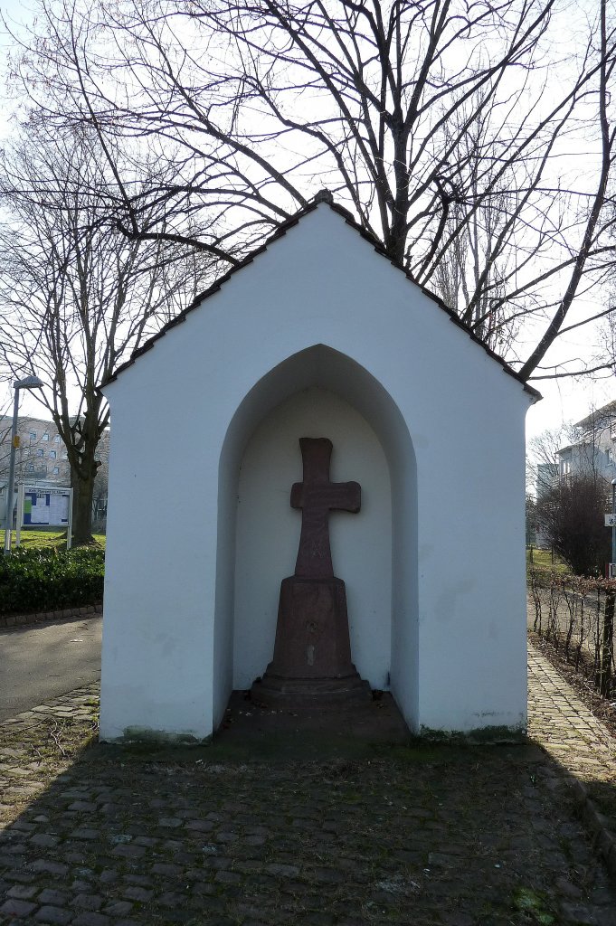 Freiburg im Breisgau, das Bischoffskreuz im Stadtteil Bischoffslinde ist ein besonderes Kleinod der Region, im 14.Jahrhundert errichtet als Shnekreuz fr Konrad von Lichtenberg, war lange Zeit Wallfahrtsort, Jan.2012 