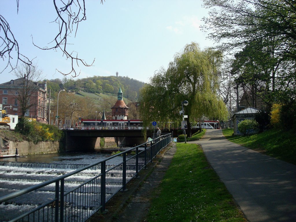 Freiburg im Breisgau, 
Blick entlang der Dreisam zur Greiffeneggbrcke,
Mai 2010