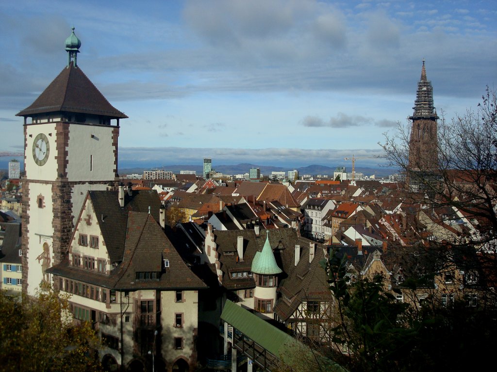 Freiburg im Breisgau, Blick vom Schloberg auf das Schwabentor, die Stadt und das Mnster, im Hintergrund die Berge des Kaiserstuhls, Nov.2010