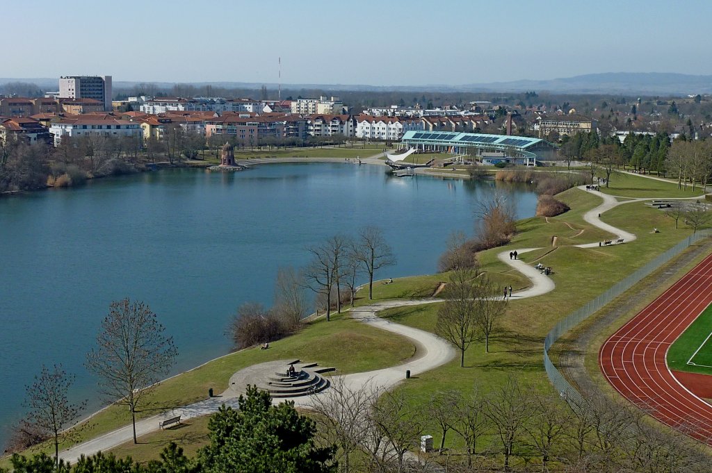 Freiburg im Breisgau, Blick vom Seeparkturm ber das Seeparkgelnde, die ehemalige Kiesgrube wurde kultiviert und 1986 fand hier die Landesgartenausstellung statt, Mrz 2012