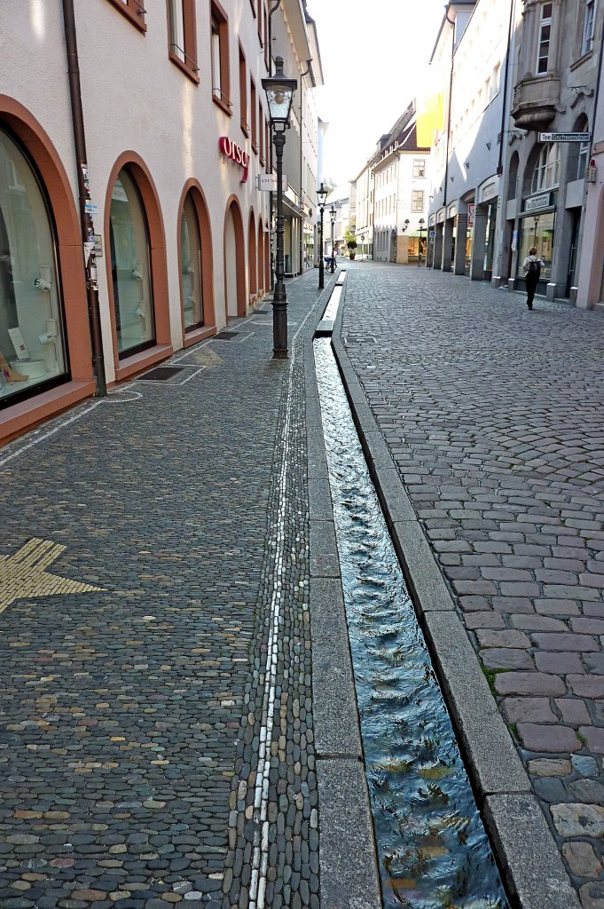 Freiburg im Breisgau, Blick in die sonst stark belebte Rathausgasse mit dem  Bchle , Sonntag morgens im Sept.2011